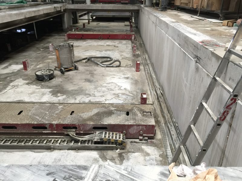 Herausgetrenntes Betonteil auf dem Boden einer Industriehalle