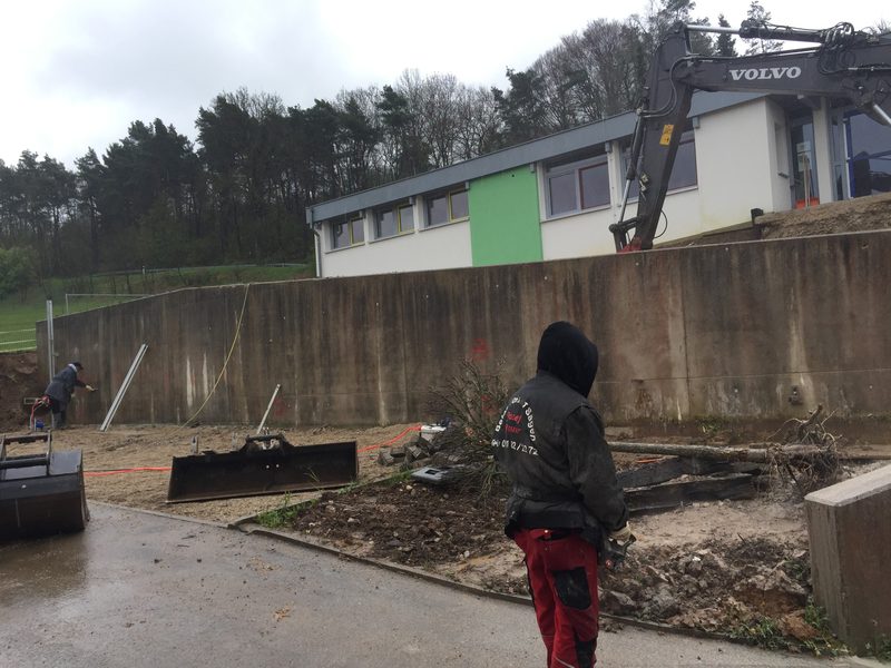 Freigelegte Betongründung an einer Außenbaustelle